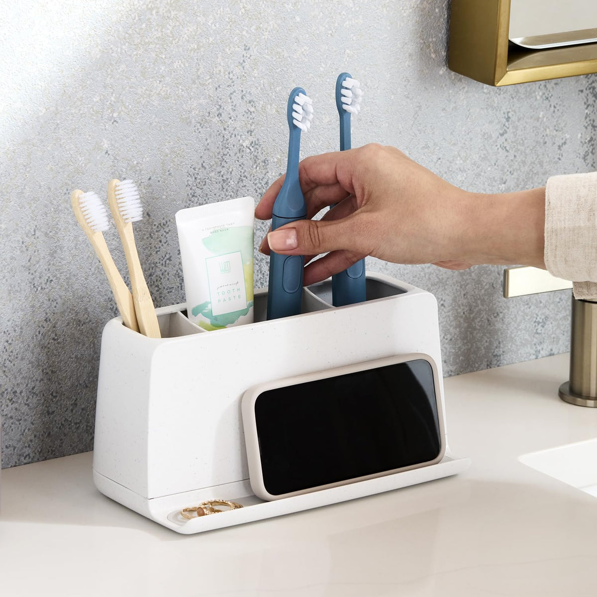 YouCopia The Ledge dishwasher-safe parts allow quick cleaning after use.