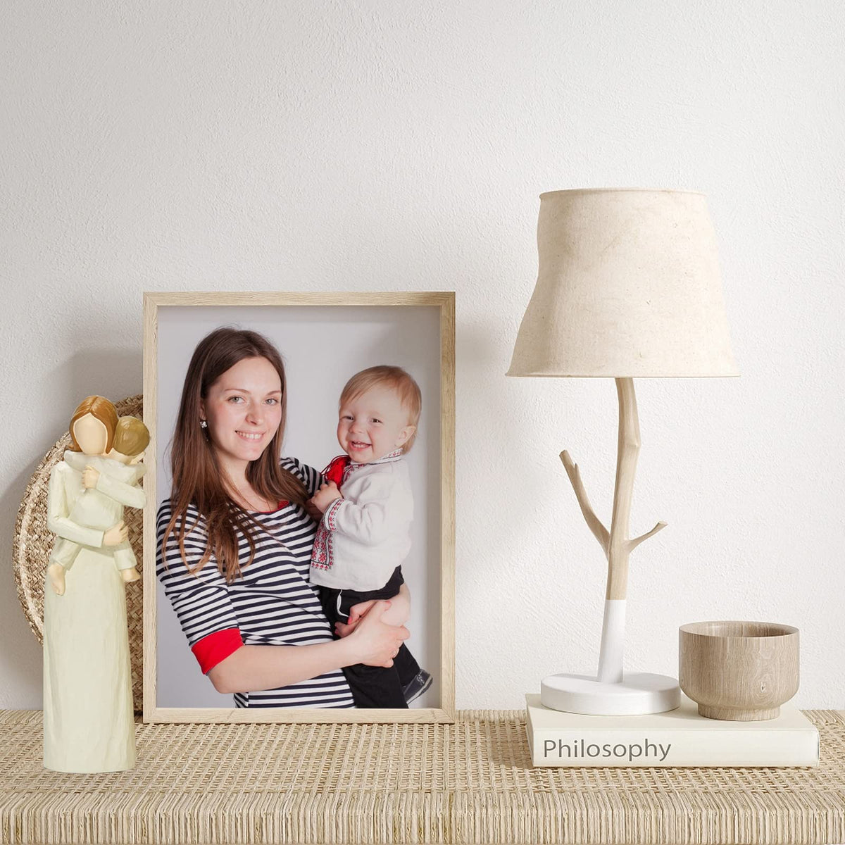 Yuideary mother-son resin sculpture ideal for Mother's Day gifting