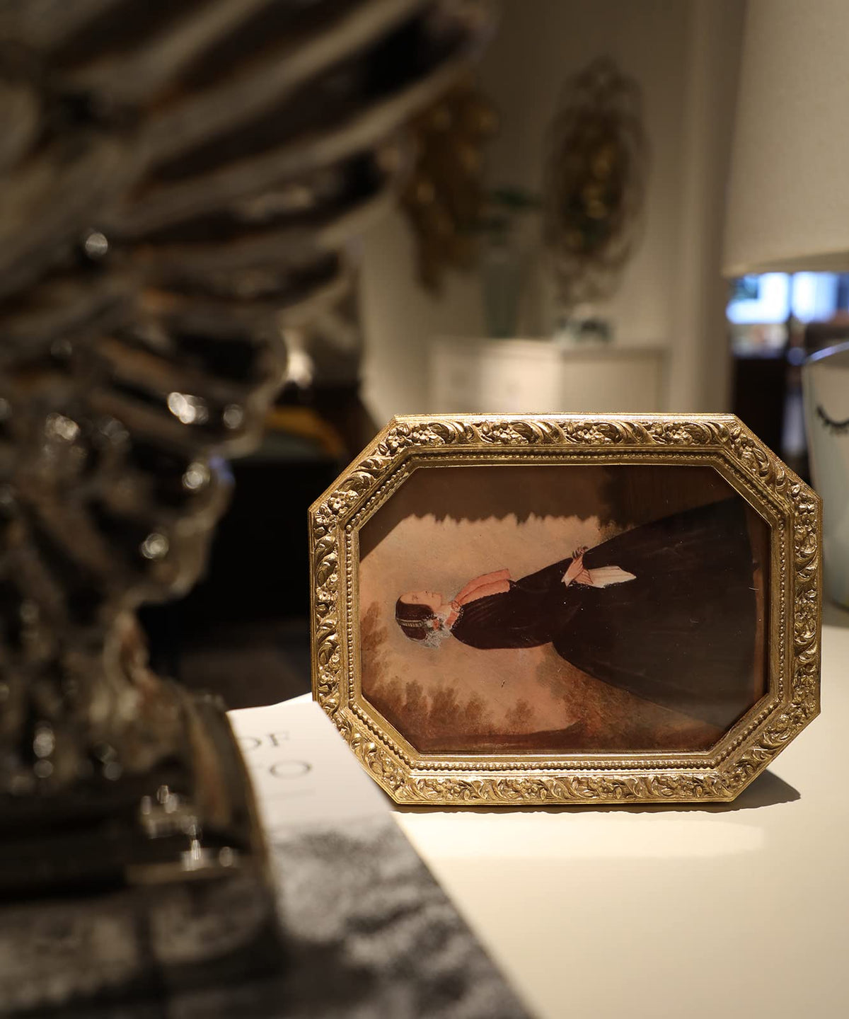 YULINK vintage frame on a tabletop ready to display cherished portraits.