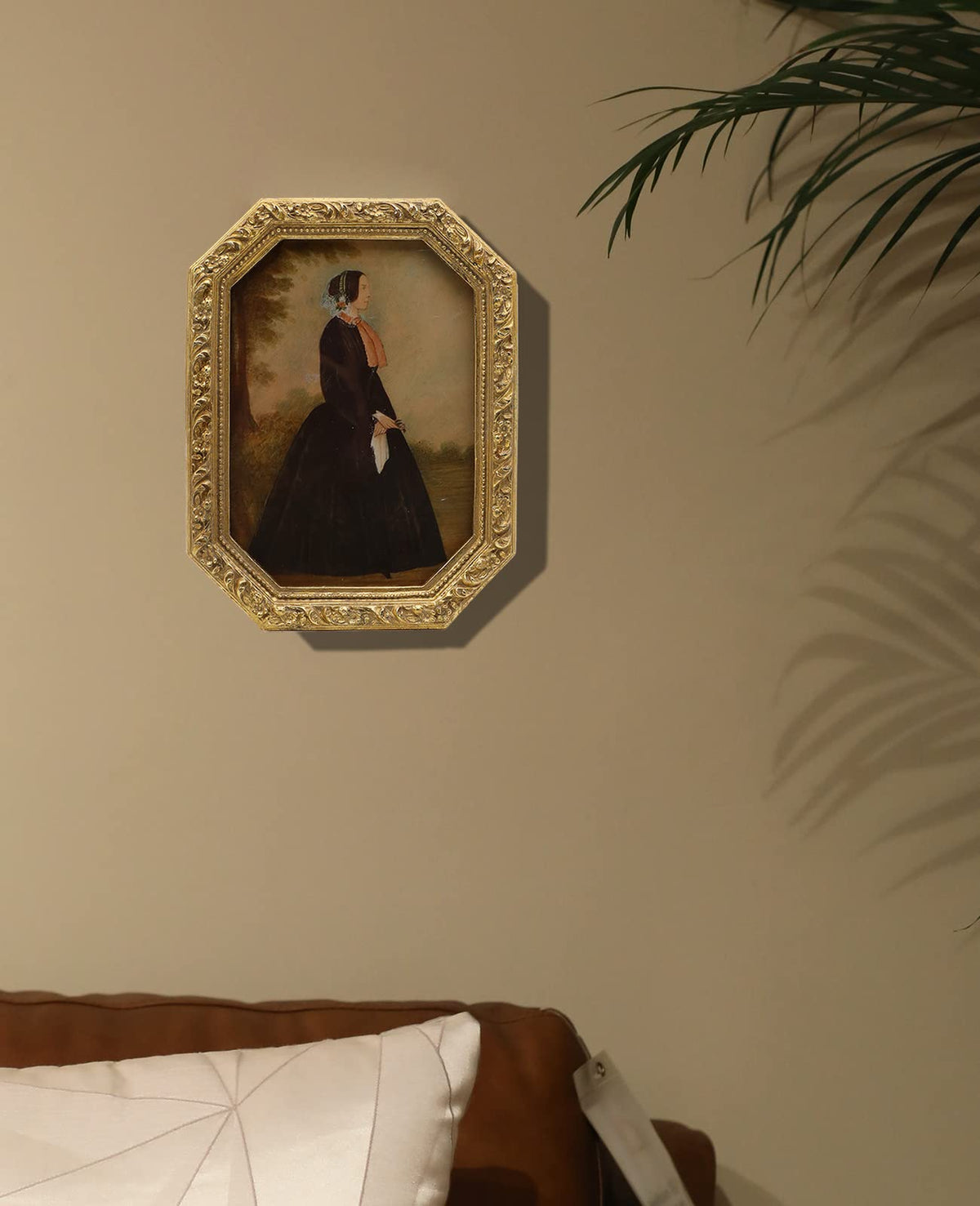 YULINK octagon frame with wall hooks supports portrait or landscape arrangements.