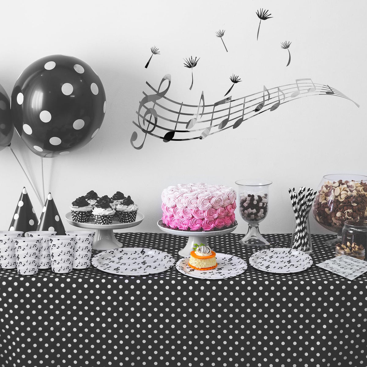 Yungyan musical note napkins add themed elegance to tables.
