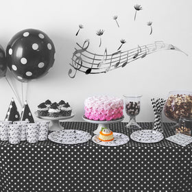 Yungyan musical note napkins add themed elegance to tables.