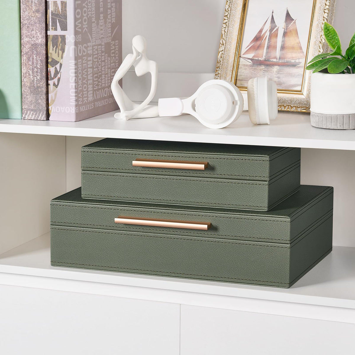 YUNSCEND entryway box stores keys, wallets, and masks for organization.