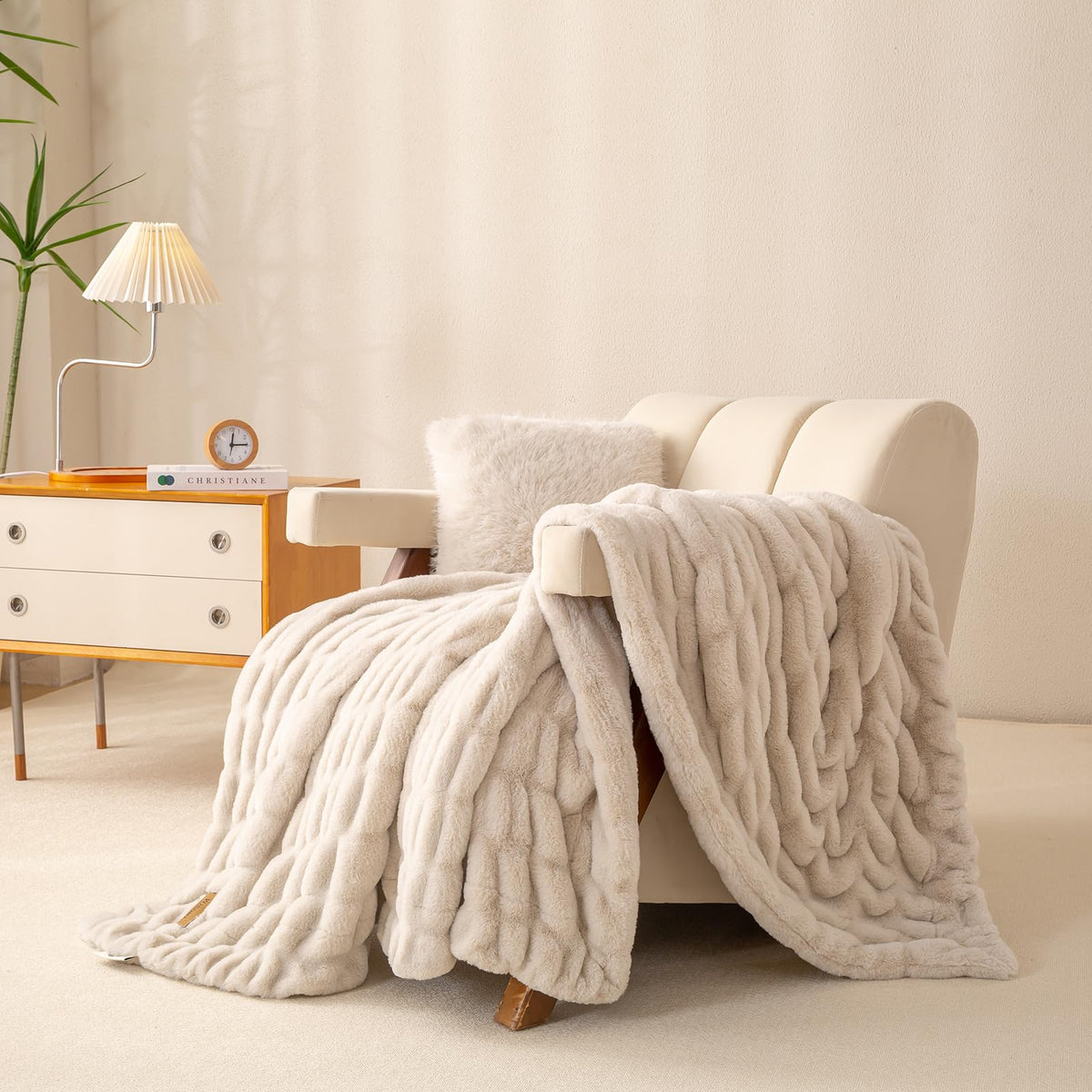YUSOKI double-sided bubble fur texture for year-round comfort.
