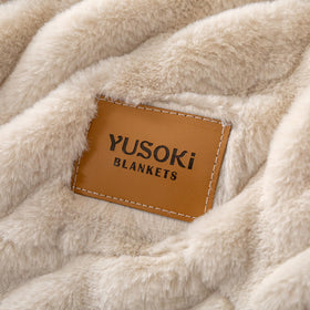 YUSOKI durable luxury throw, ideal gift for birthdays and holidays.