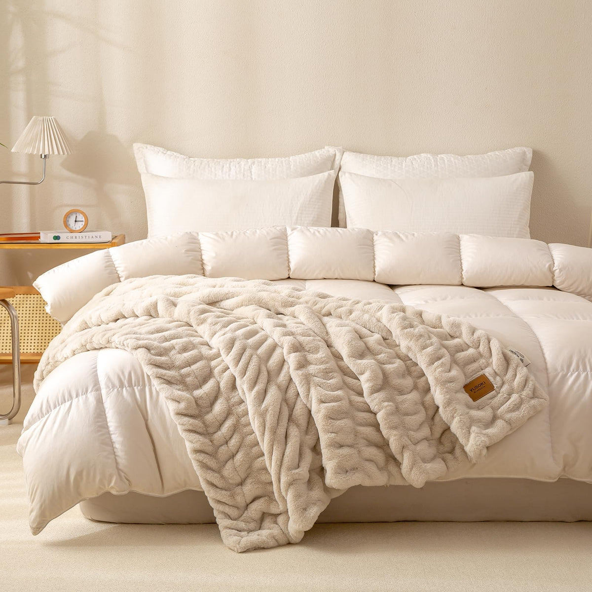 YUSOKI easy-care blanket, machine washable and quick-dry.