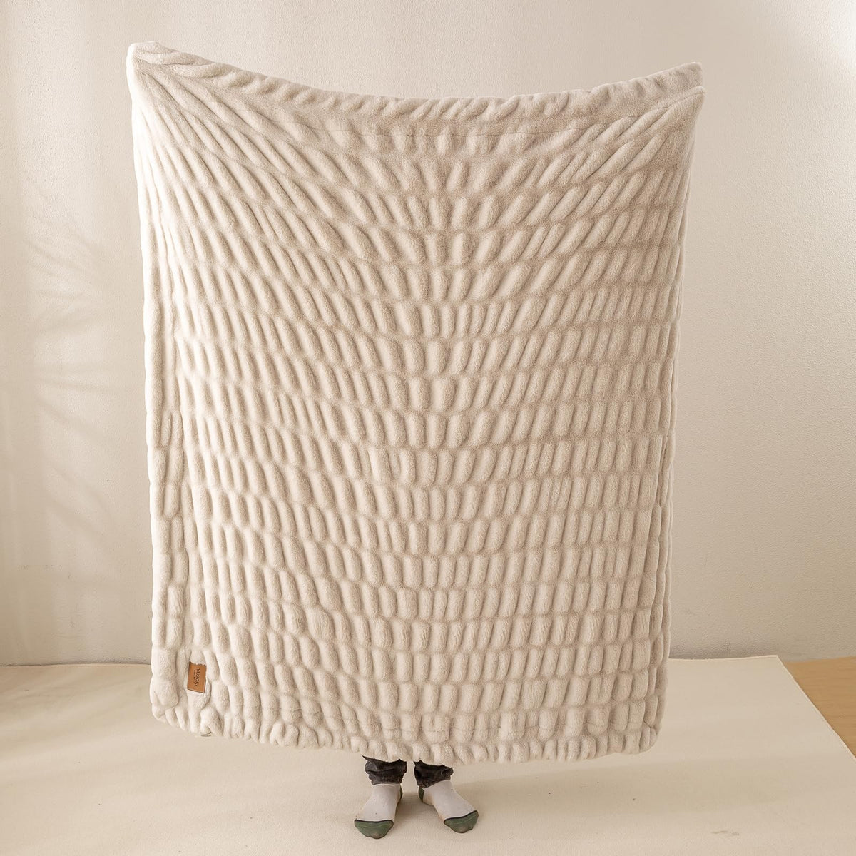 YUSOKI elegant home decor blanket complements modern interiors.