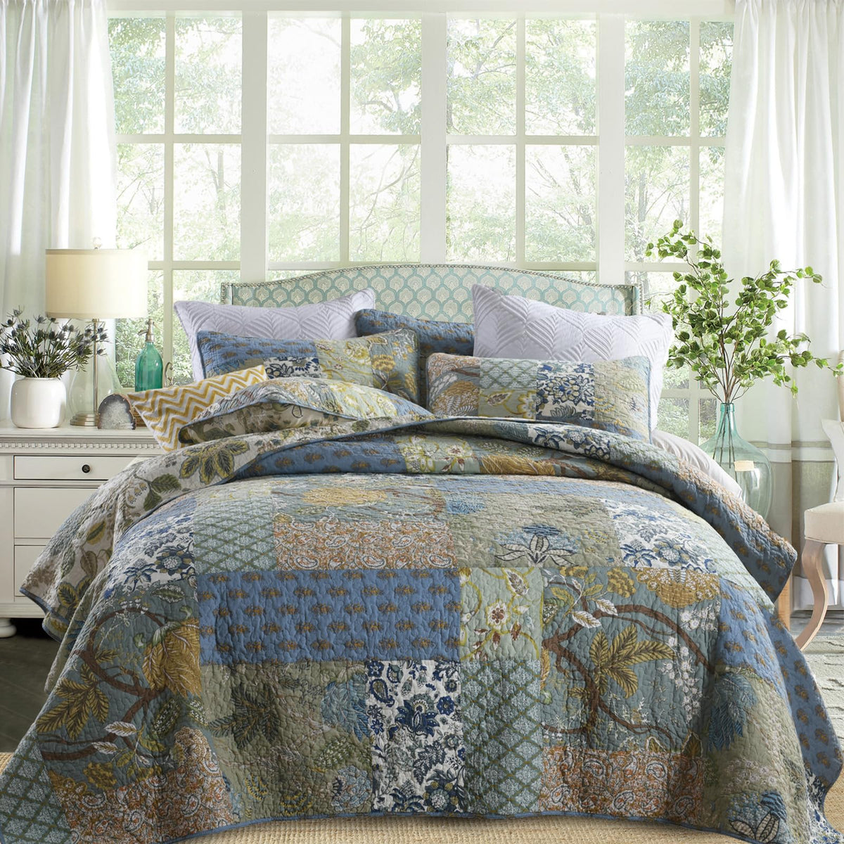 Yvooxny bedroom setup with green quilt complements many decor styles.