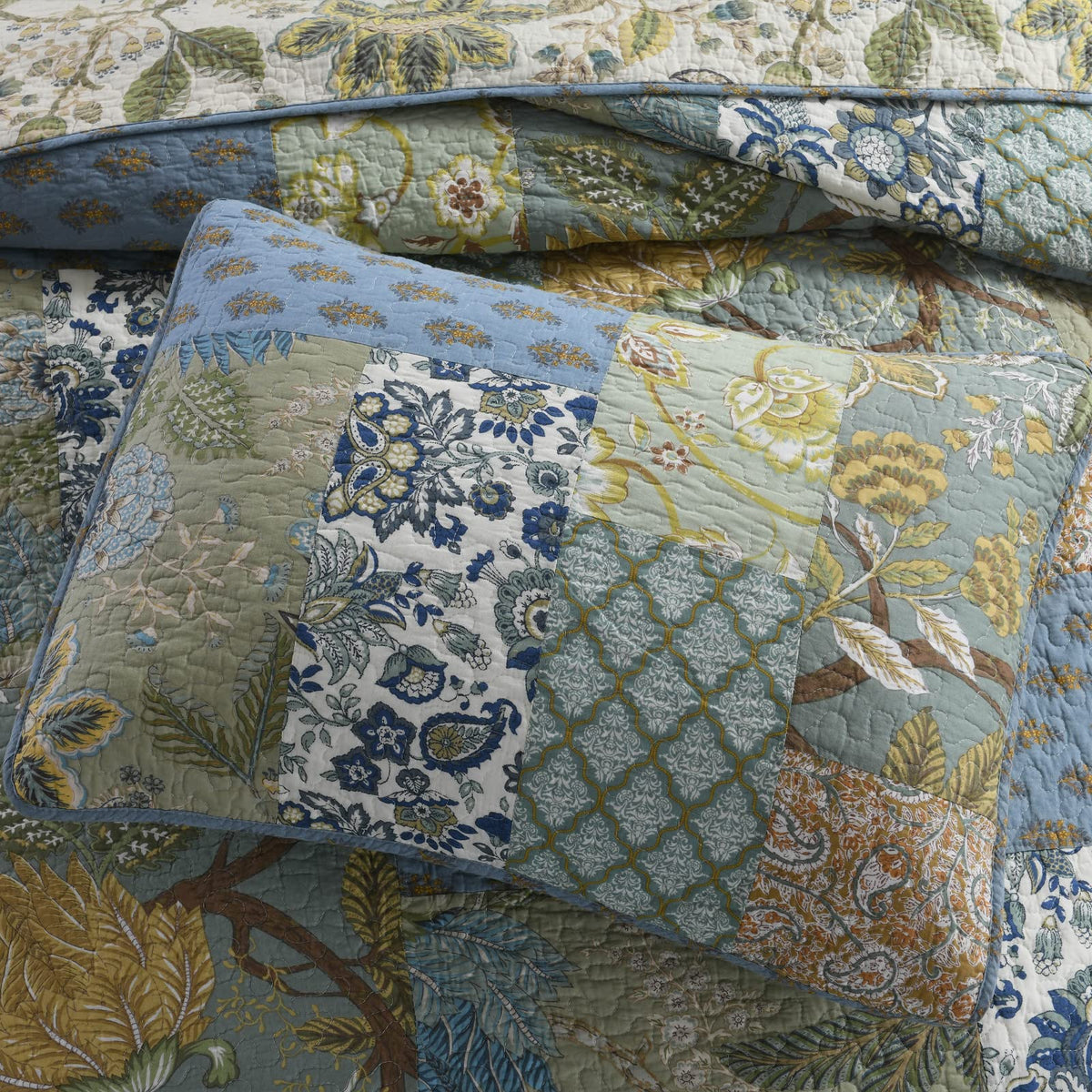Yvooxny California King Quilt folded display demonstrates generous size.