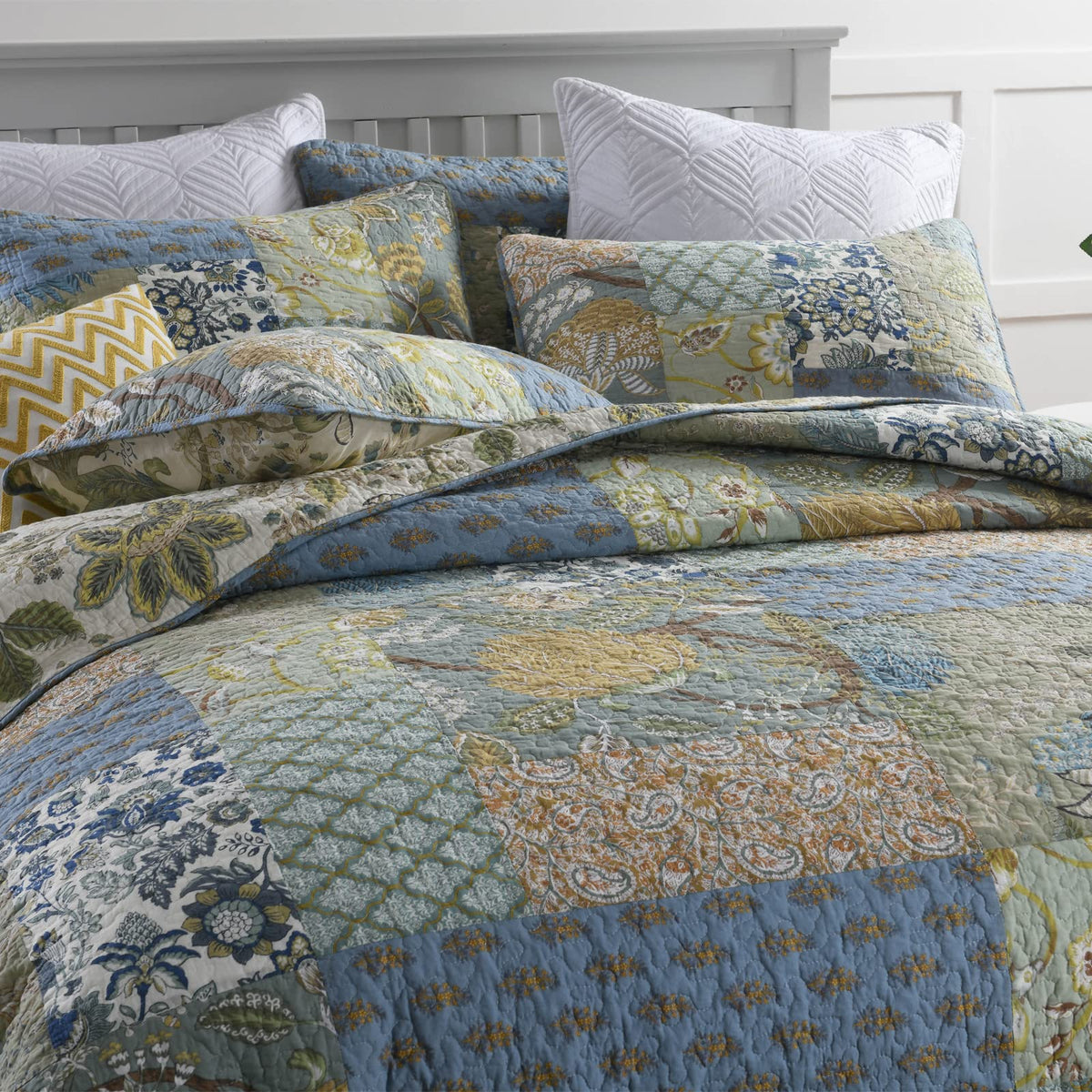 Yvooxny quilt reversible green boho pattern highlights versatile style.