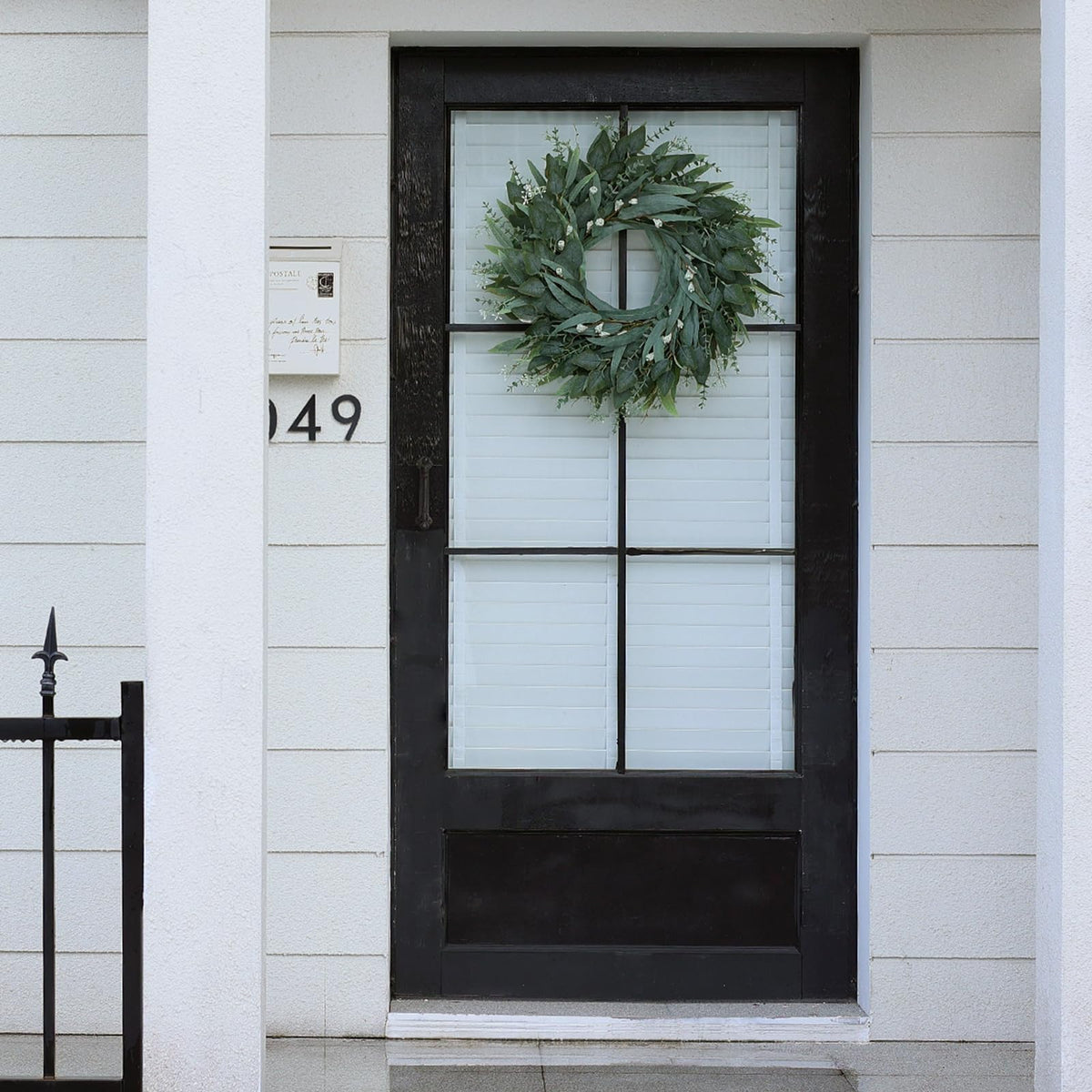 YXZZWL white eucalyptus berries detail adds subtle color accents.