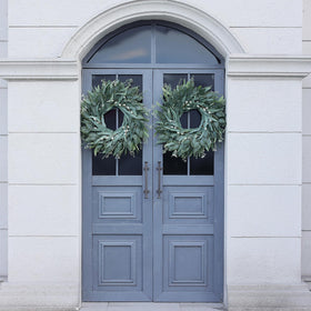YXZZWL durable outdoor wreath resists wind and rain.