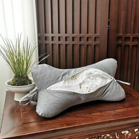 ZHIWEIKJ ergonomic contour supports neck alignment for comfort.