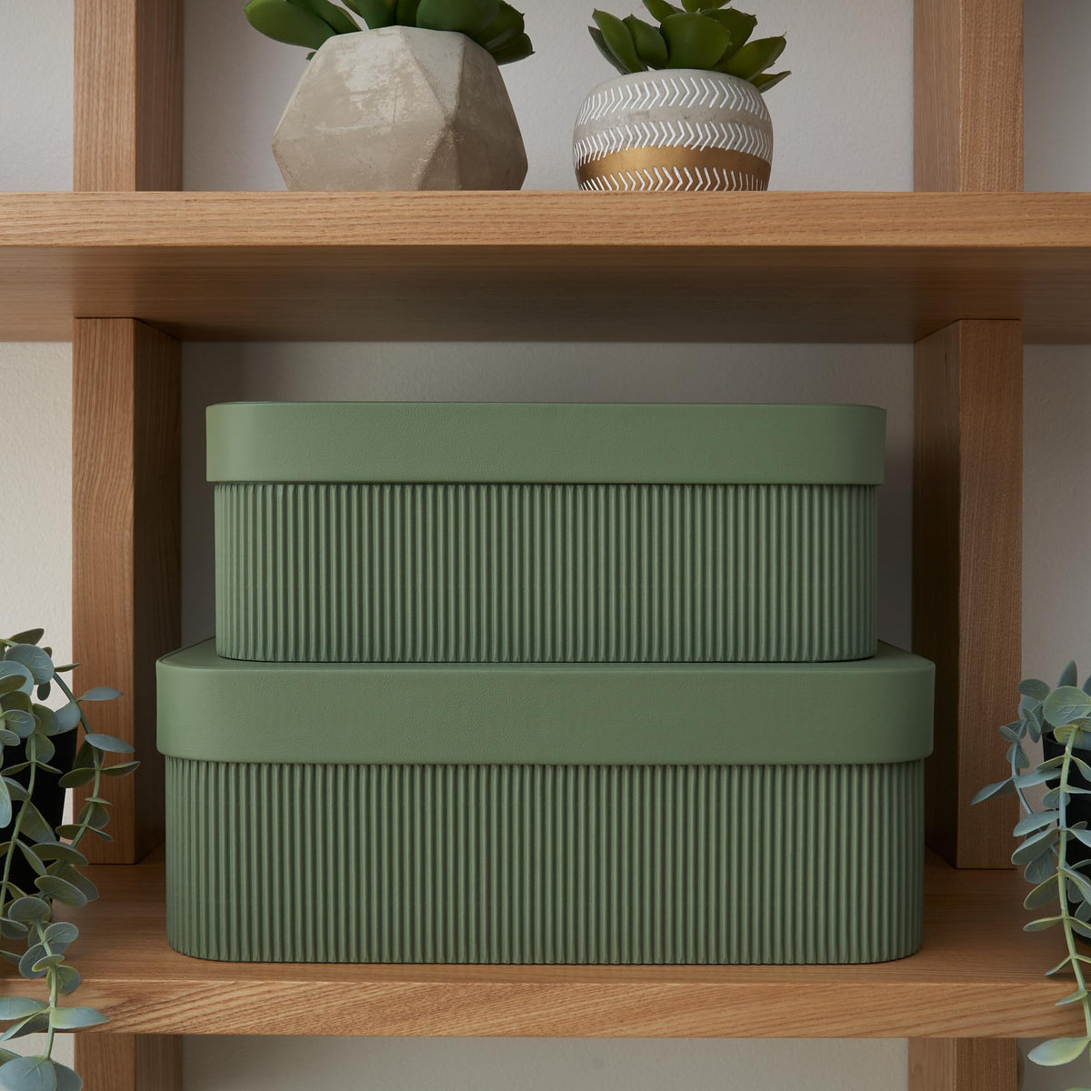 ZICOTO two-piece set on bookshelf keeps documents and trinkets accessible