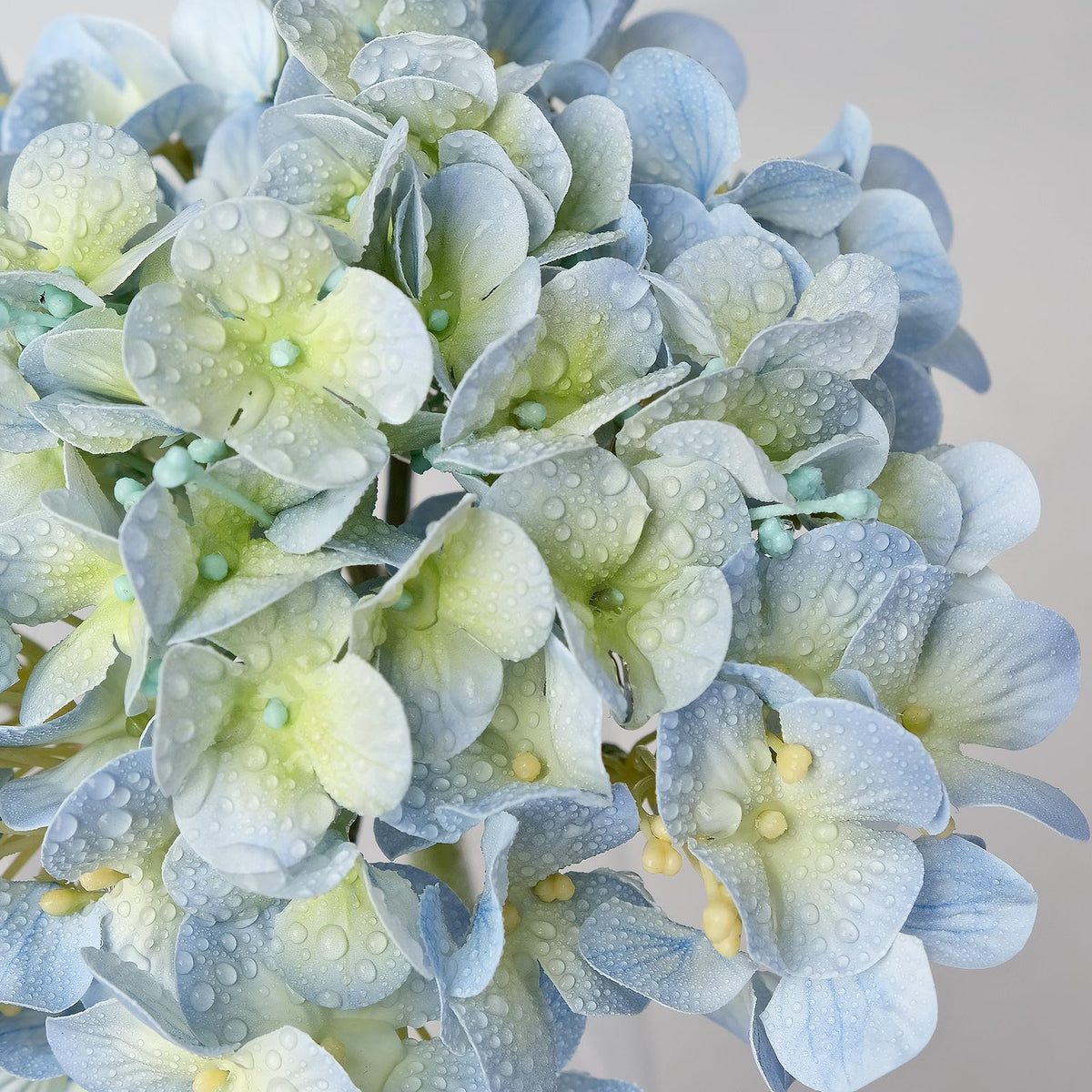 ZYTUYO latex petals feel soft and washable for repeated use